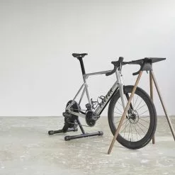 Tons Laptop Stand Røkt Eik Med Holder Til Smartphone 8 Tons Laptop Stand Røkt Eik Med Holder Til Smartphone -Sykkelruller og tilbehør Salg Tons Laptop Stand Roeget eg med Holde 1667463151 01