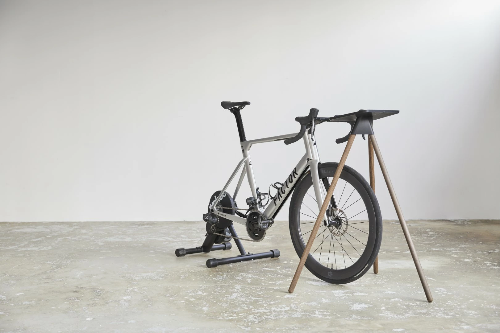 Tons Laptop Stand Røkt Eik Med Holder Til Smartphone 4 Tons Laptop Stand Røkt Eik Med Holder Til Smartphone - Bilde 2