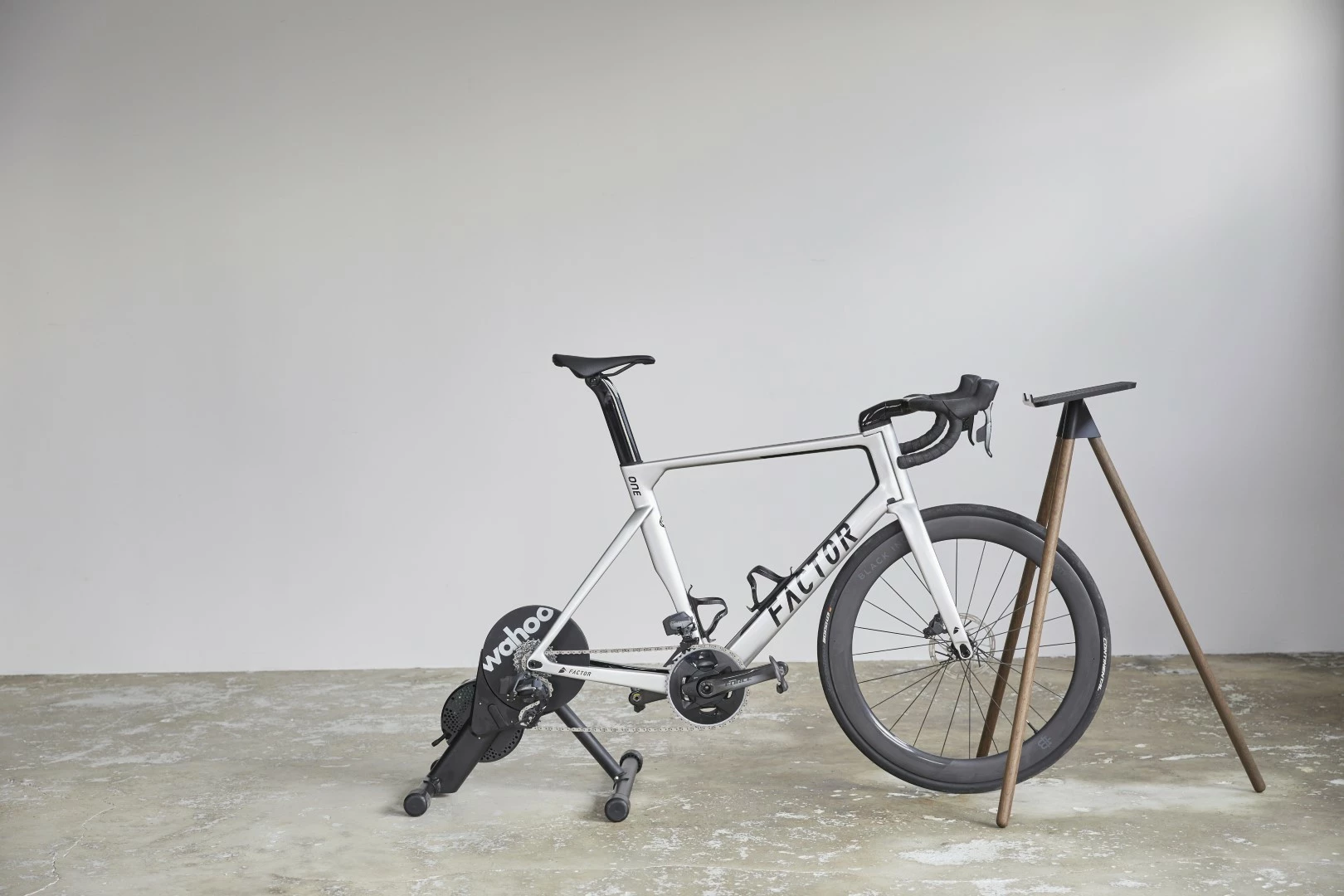 Tons Laptop Stand Røkt Eik Med Holder Til Smartphone 5 Tons Laptop Stand Røkt Eik Med Holder Til Smartphone - Bilde 3