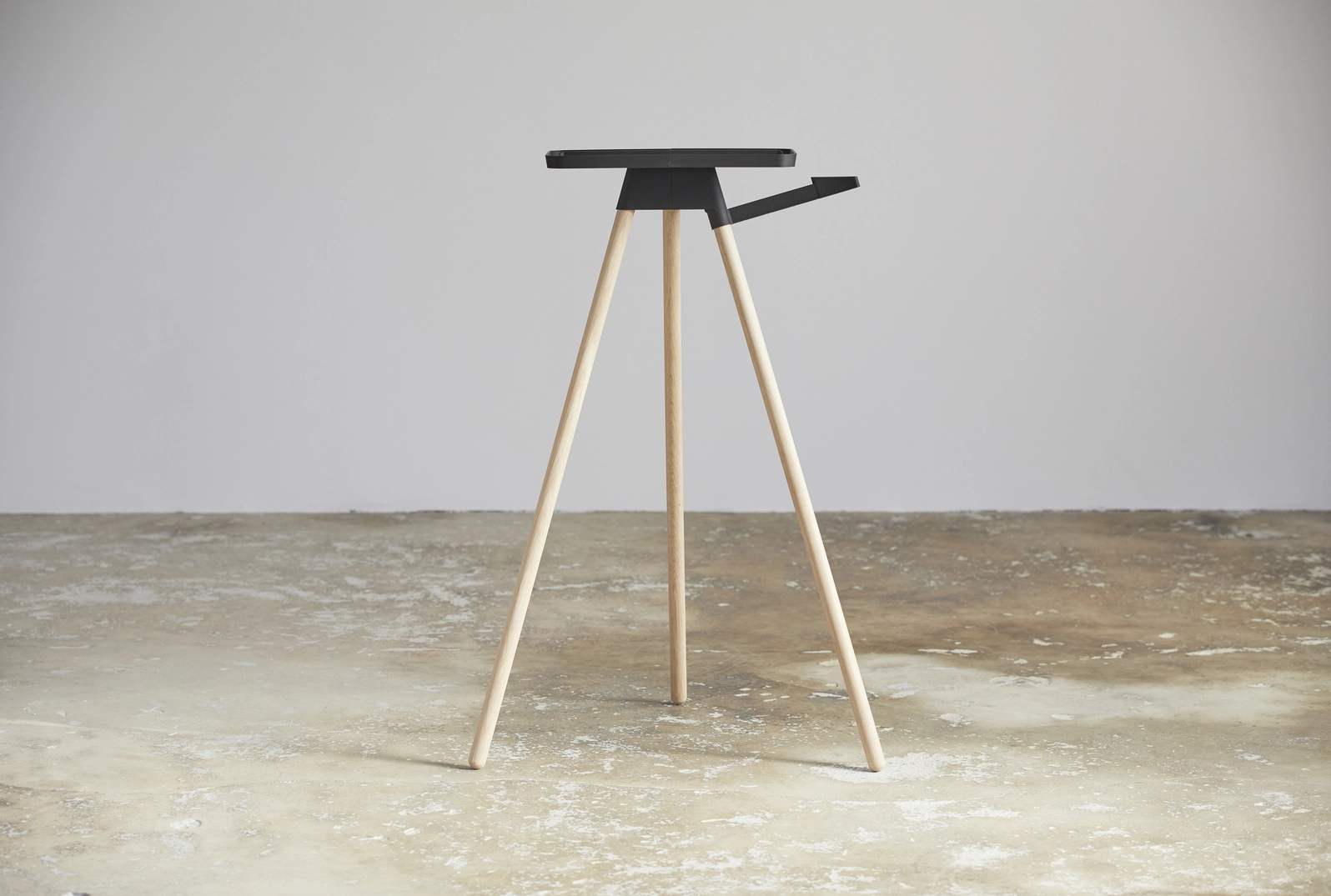 Tons Race Table Eiketre Med Håndkleholder 3 Tons Race Table Eiketre Med Håndkleholder