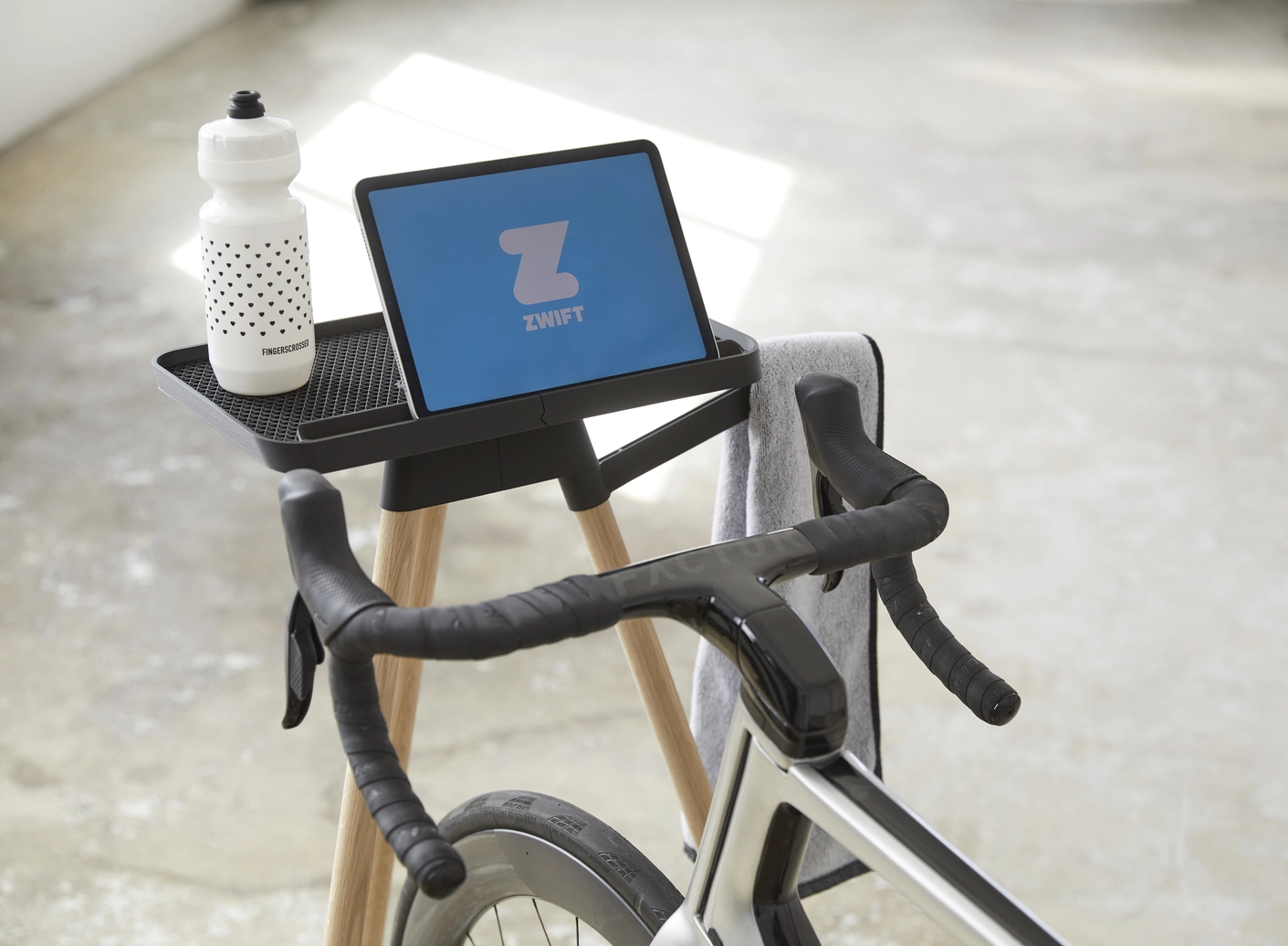 Tons Race Table Eiketre Med Håndkleholder 4 Tons Race Table Eiketre Med Håndkleholder - Bilde 2