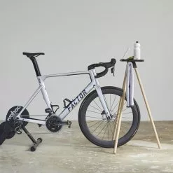 Tons Race Table Eiketre Med Håndkleholder 11 Tons Race Table Eiketre Med Håndkleholder -Sykkelruller og tilbehør Salg Tons Race Table Egetrae med Haandklaede 1635857504 03