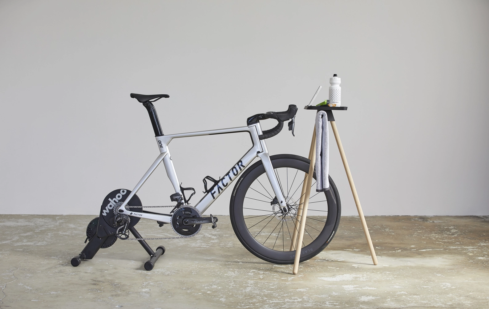 Tons Race Table Eiketre Med Håndkleholder 6 Tons Race Table Eiketre Med Håndkleholder - Bilde 4